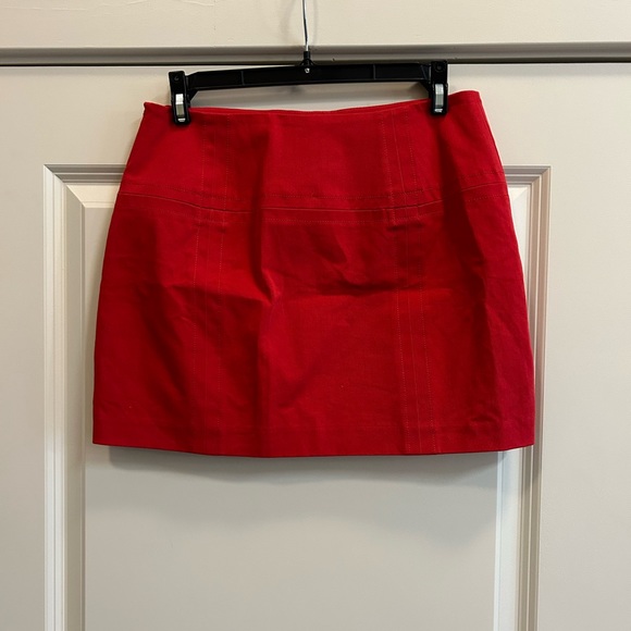 Y2K Express Red Stretch Mini Skirt with Side Zipper - size 3/4 - Picture 2 of 3